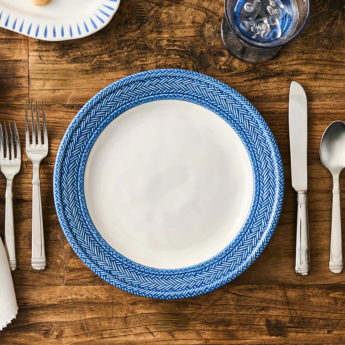 Le Panier Dinner Plate - Delft Blue - Image 4