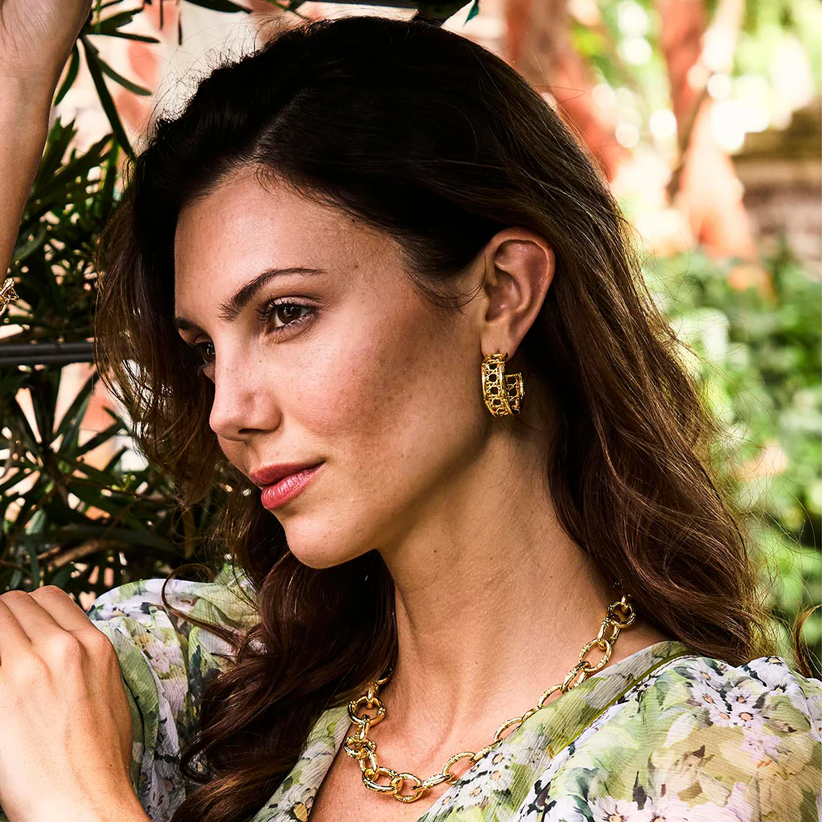 Veranda Caning Medium Hoop Earrings - Gold - Image 2